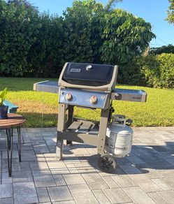 Weber Spirit II 2-Burner Propane Gas Grill – Excellent Condition
