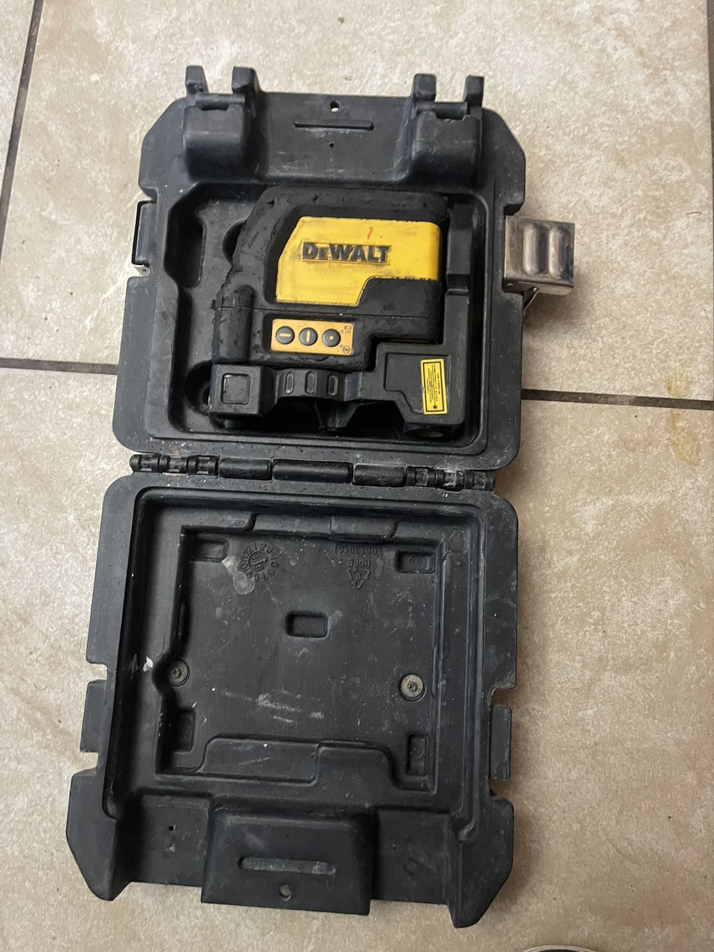 DEWALT DW0822 Self-Leveling Cross-Line and Plumb Laser Level in Case