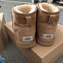 Girls Size 5 Uggs 