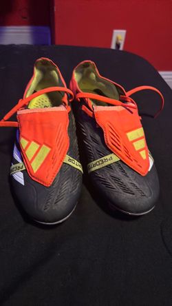 Soccer cleats predator elites comes with bag too