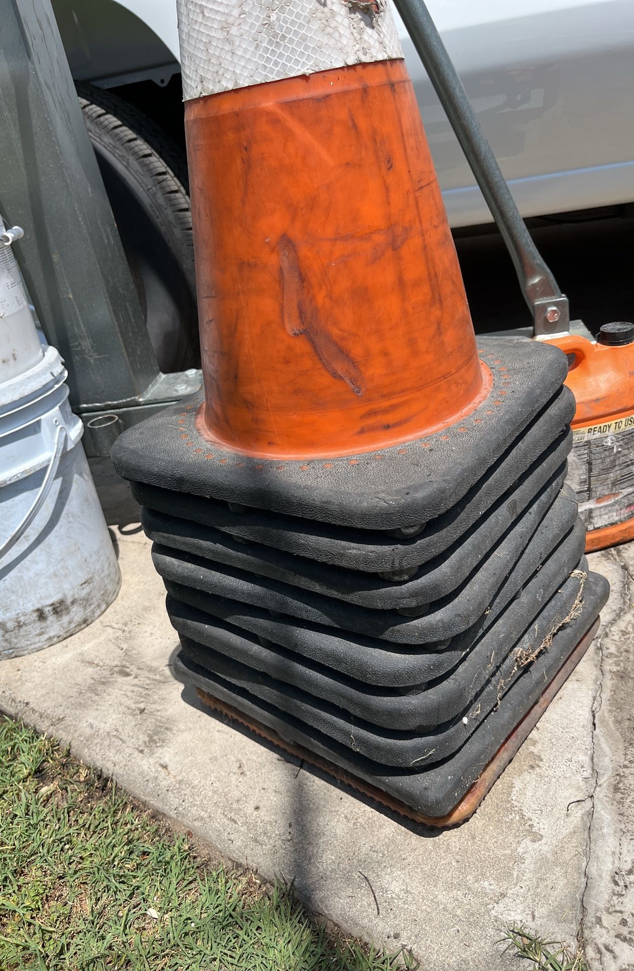 Conos para trabajo/ Trafic cones.