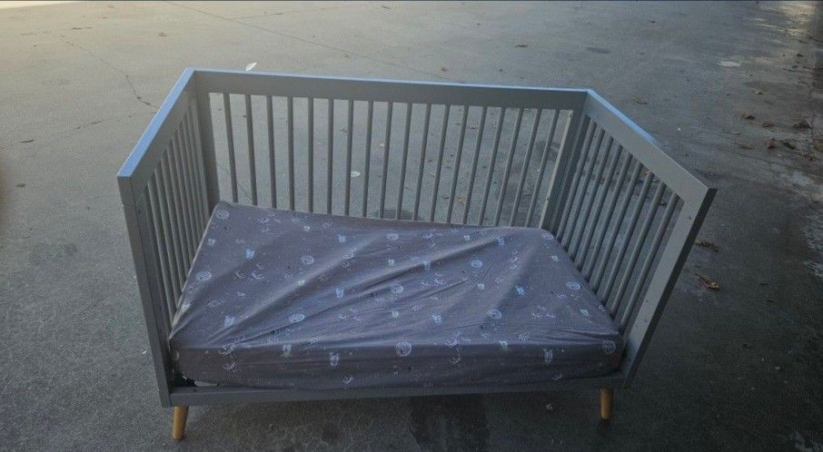Free Toddler Bed / Baby Crib