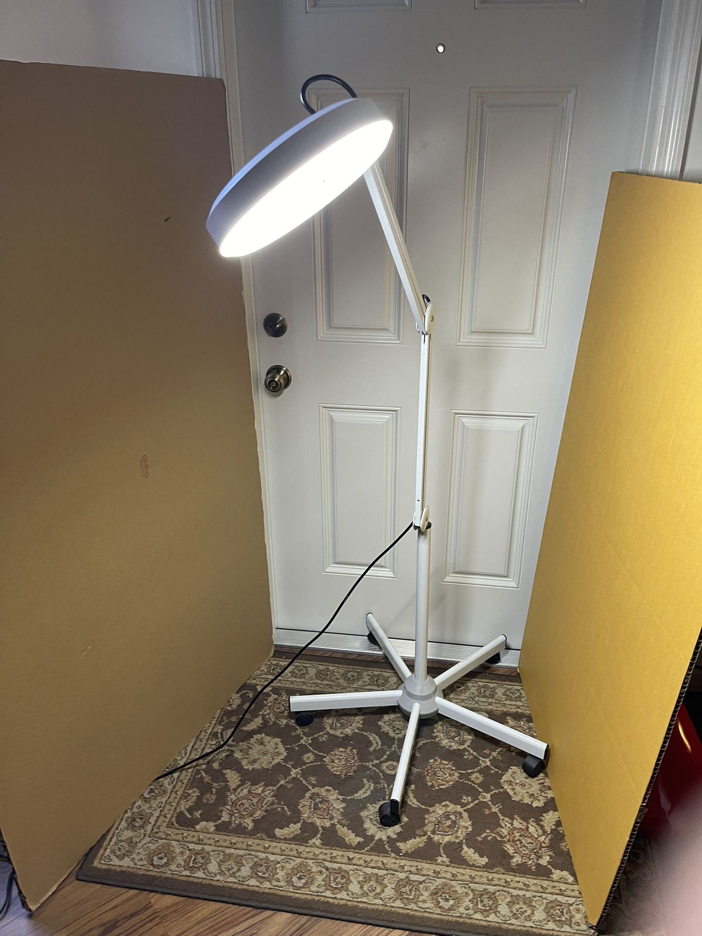 Portable Floor Standing Magnifier Lamp with 5X Magnification Rolling Floor Stand for Beauty Skincare, Manicure Nail Ect $50 Firm On Price