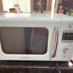 Daewoo Retro Microwave Retro Microwave, 0.7 Cu. Ft