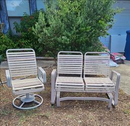 Vintage Mallin Aluminum Vinyl Strap Patio set.