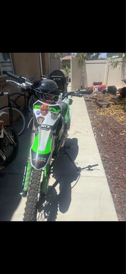125 CC SYX PitBike It’s clutch it has 4 gears we added back tires and new tubes it’s a year old bike…