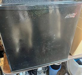 Arctic king mini refrigerator
