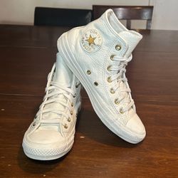 Converse Chuck Taylor Leather / Gold Shoes -Size: Women’s 7.5 / Men’s 6 (#A12760C)