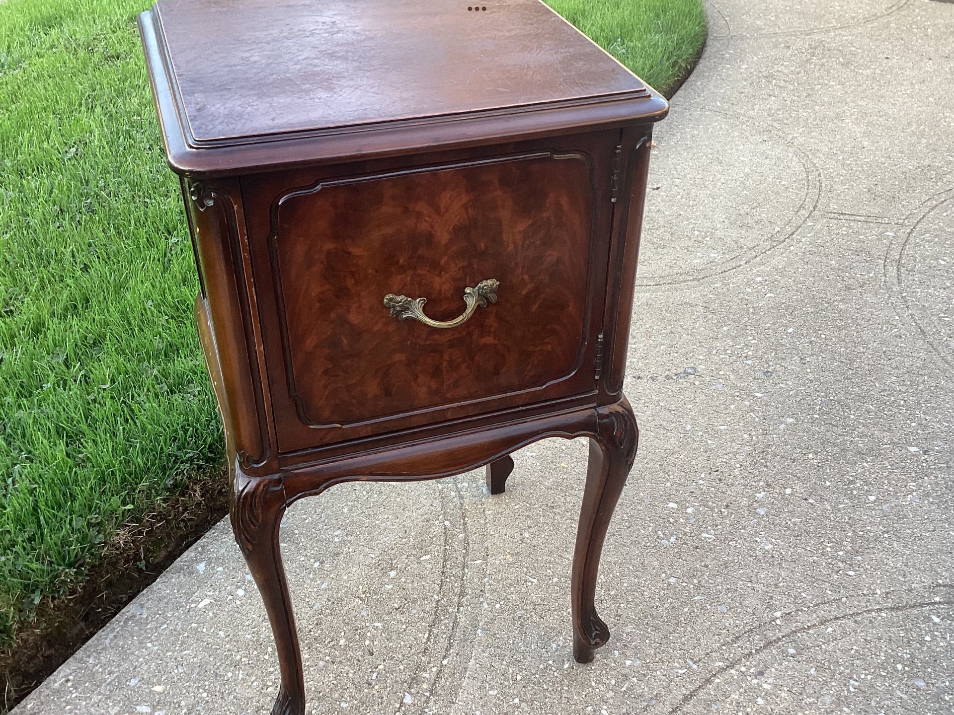 Vtg. Wood Cabinet Side Table Nightstand Briar Burlwood Front Fine Leg Carvings