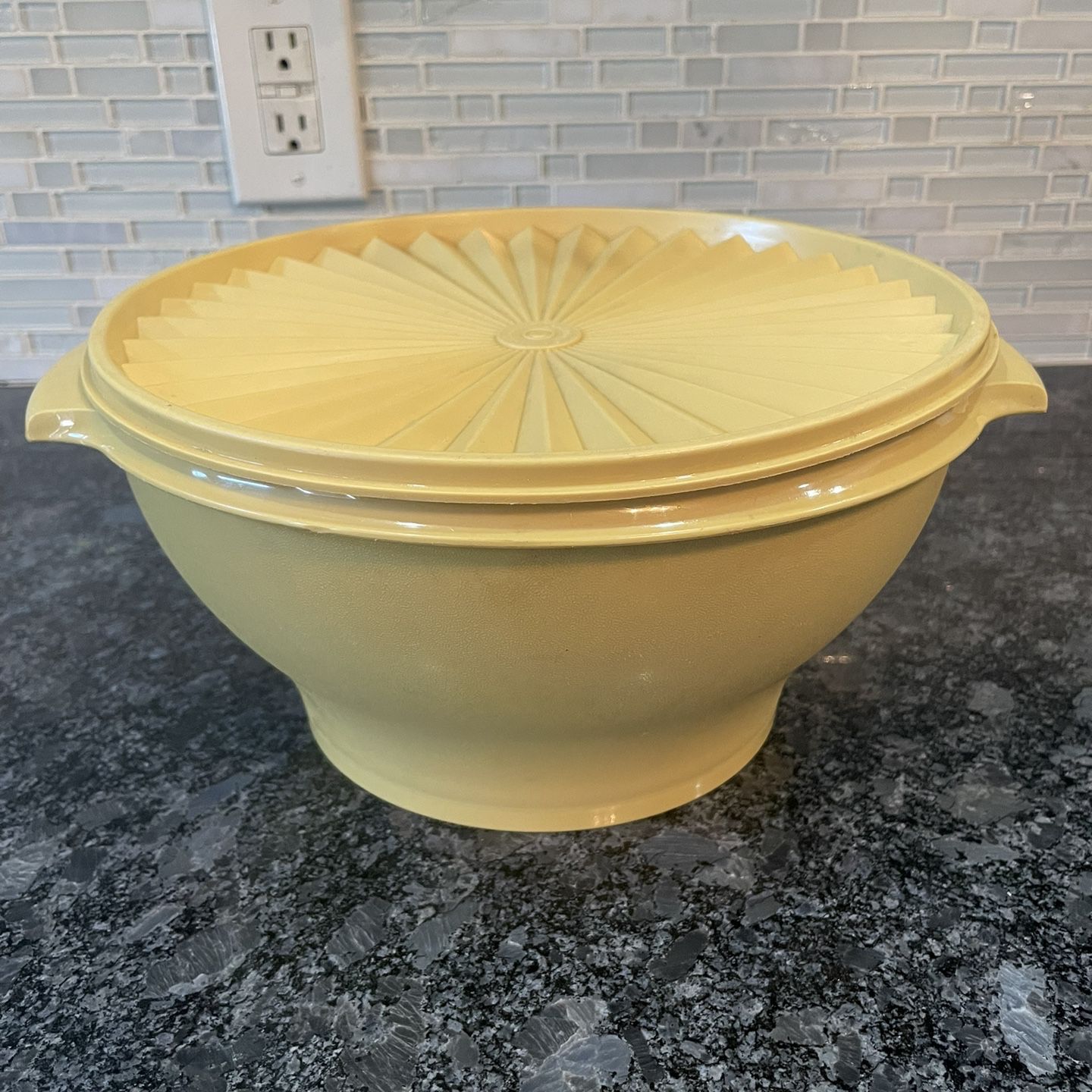 VTG Tupperware Large Salad 17 Cup Bowl Harvest Gold Yellow 880-1
