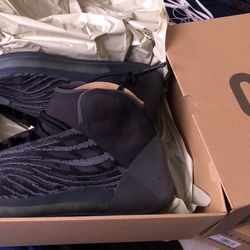Yeezy QNTM Onyx