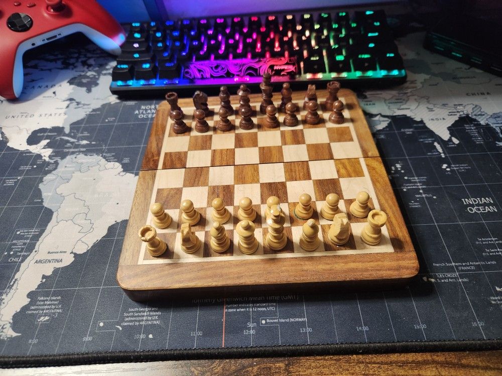 Mini Chess Set - Magnetic - Wood Carved 