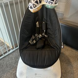 Mama Roo Swing - Like New Condition 