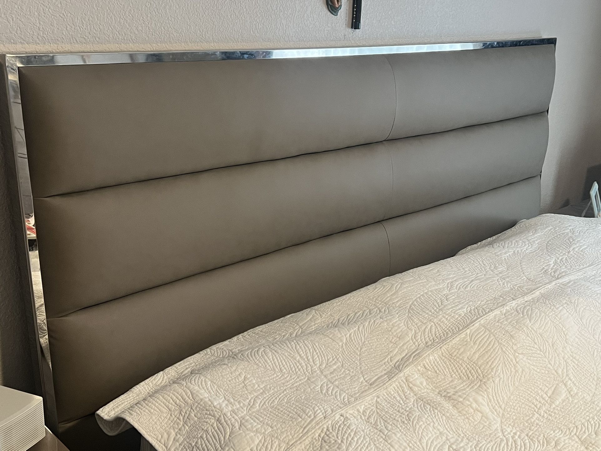 King Bedroom Furniture Set