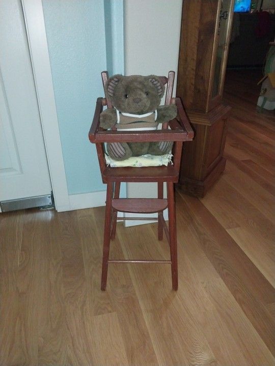 Doll High Chair. Vintage. Bear Included.