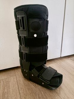 Medical Walking Boots  Good Condition.  Very Clean. Only Used Indoor for a month. Unisex. Size fit men size 7-9