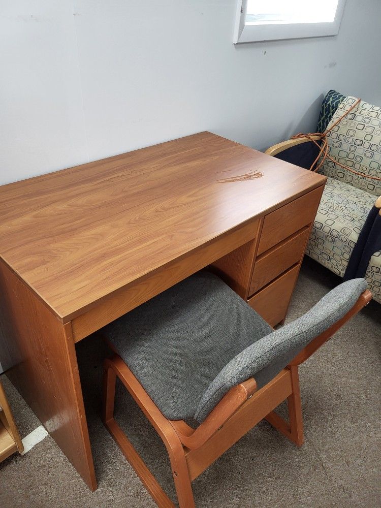 OFFICE/STUDENT DESK WITH 3 DRAWERS (HOME10)