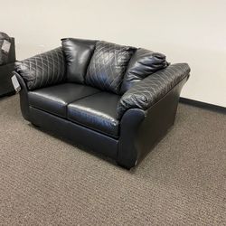 Betrillo Black Loveseat