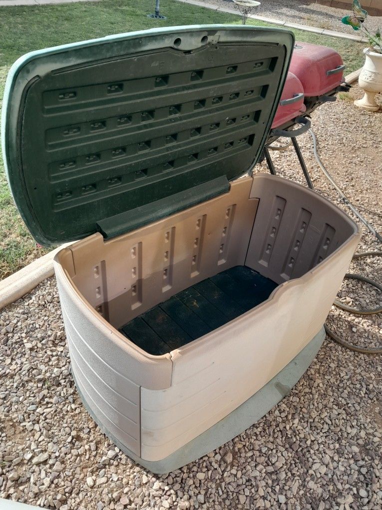 Small Rubbermaid Storage Tool Chest Shed 42x25x25 