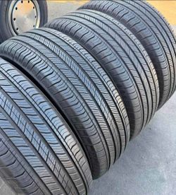 235 65 17 Michelin tires Con 80% de Vida Las 4🎃🎃🎃