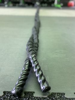 NEW-BATTLE ROPE 30'-30 FOOT, NEW, BATTLE ROPE, BLACK WATERPROOF SHEETH,RUBBER COATED HANDLES, DURABLE