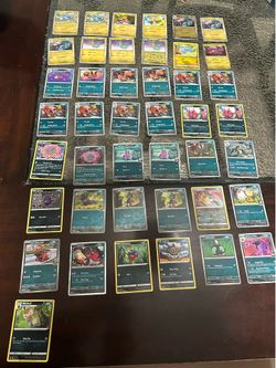 Bundle of 42 Pokémon cards (Come as shown)
