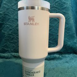 🌸 Stanley 40oz FlowState Quencher H2.0 Tumbler – Rose Quartz 🌸