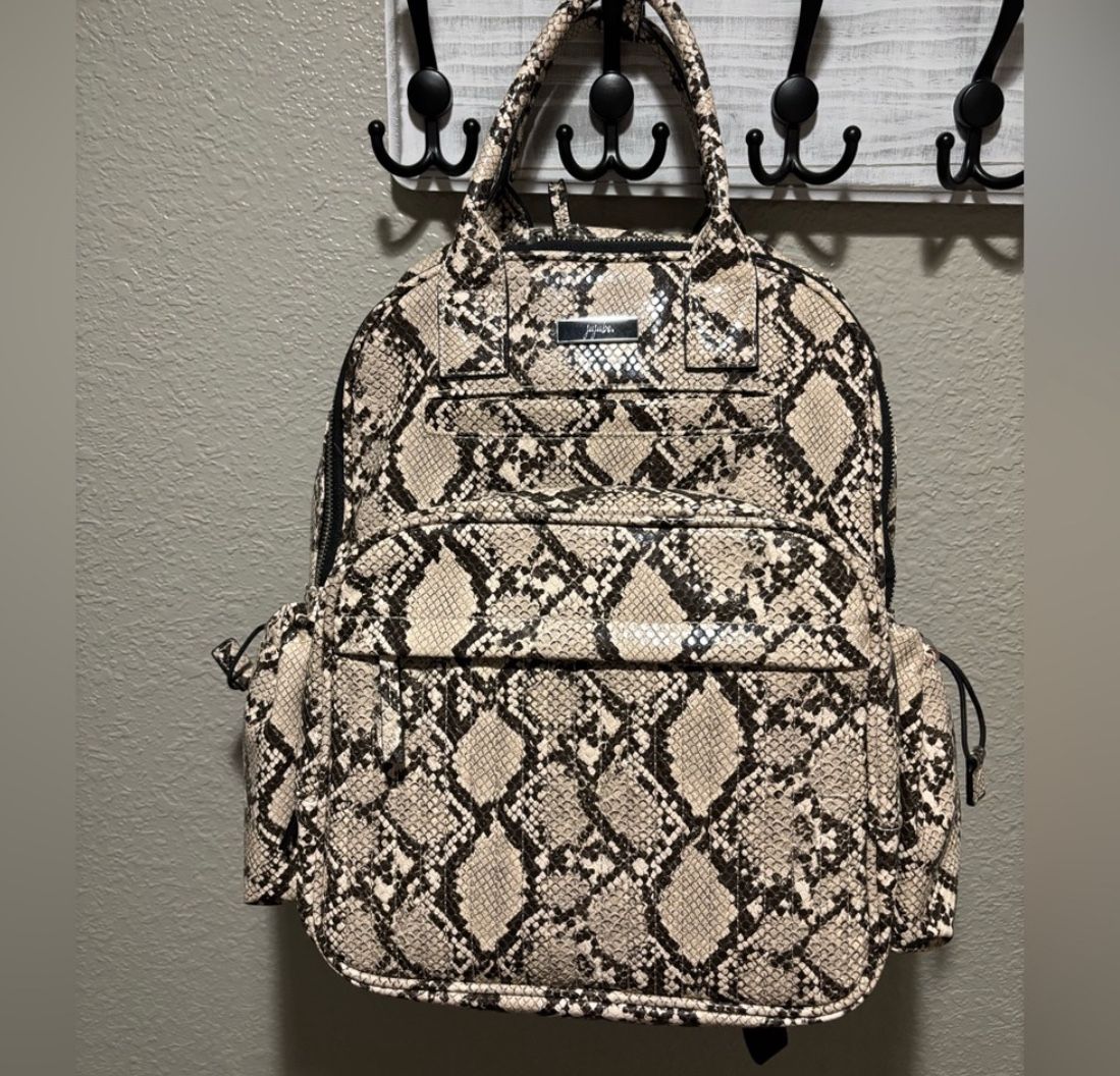 LIKE NEW! JuJuBe Million Pockets DELUXE Diaper Bag Backpack