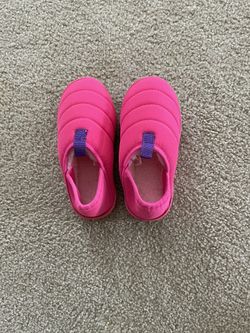 Brand New Girls size 9-10 slippers. hot pink. never worn. 