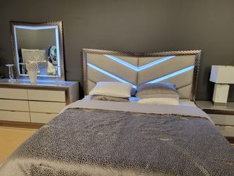 4 Piece Silver Glam E-king Bedroom Set 