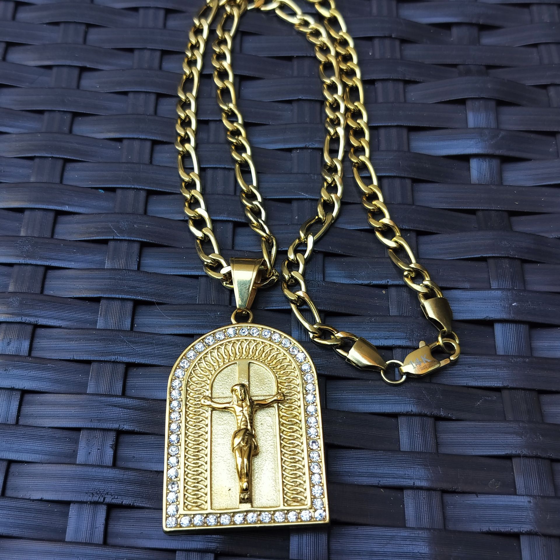 14k gold-plated 5mm Figaro chain and pendant