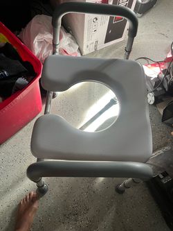 New toilet seat brace