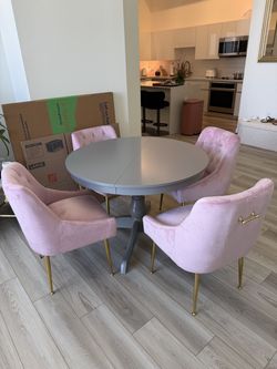 Extendable table + 4 chairs