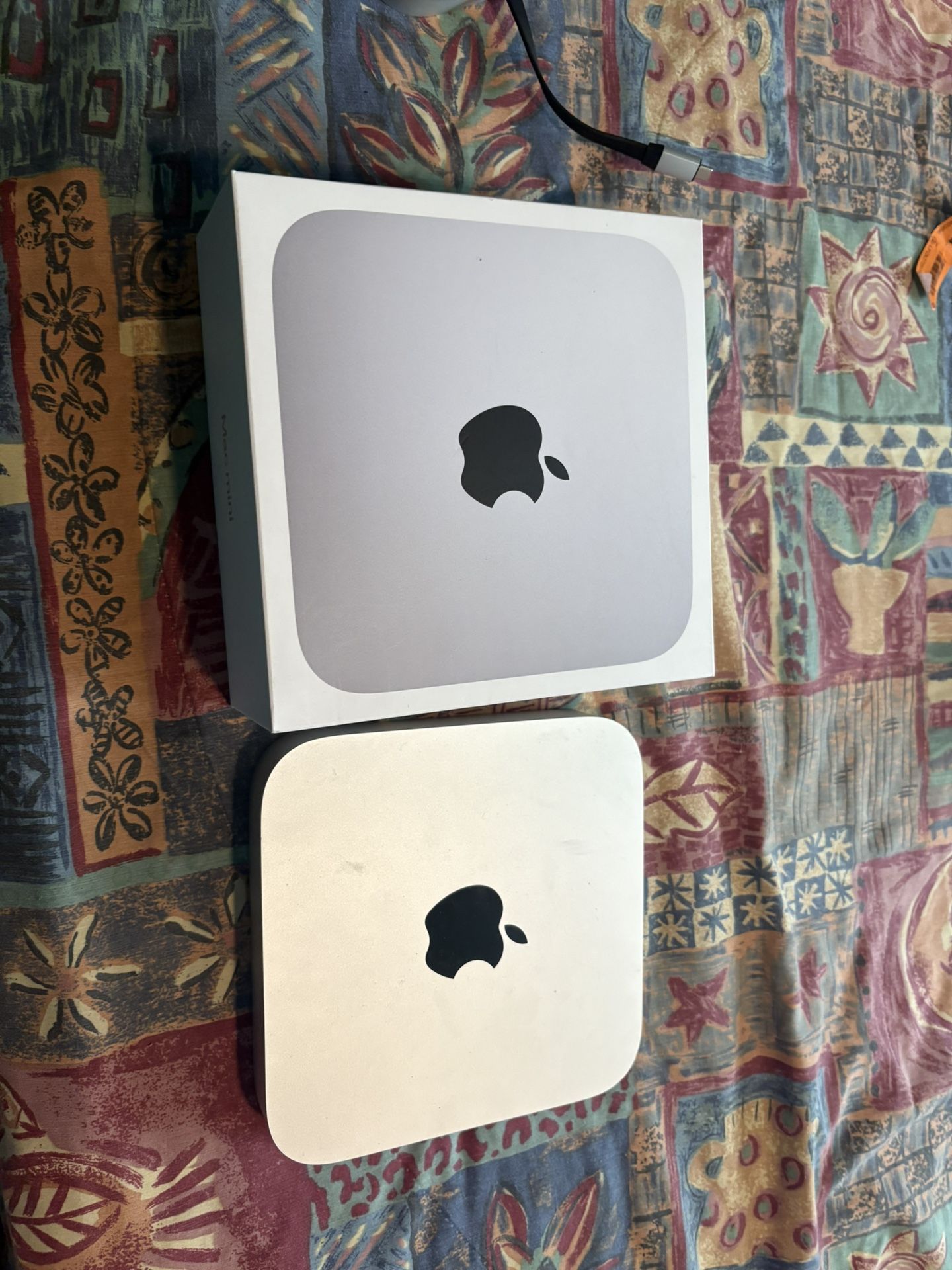 M1 Mac mini 16gb Ram ,1TB, 8 Core GPU With Docking Station