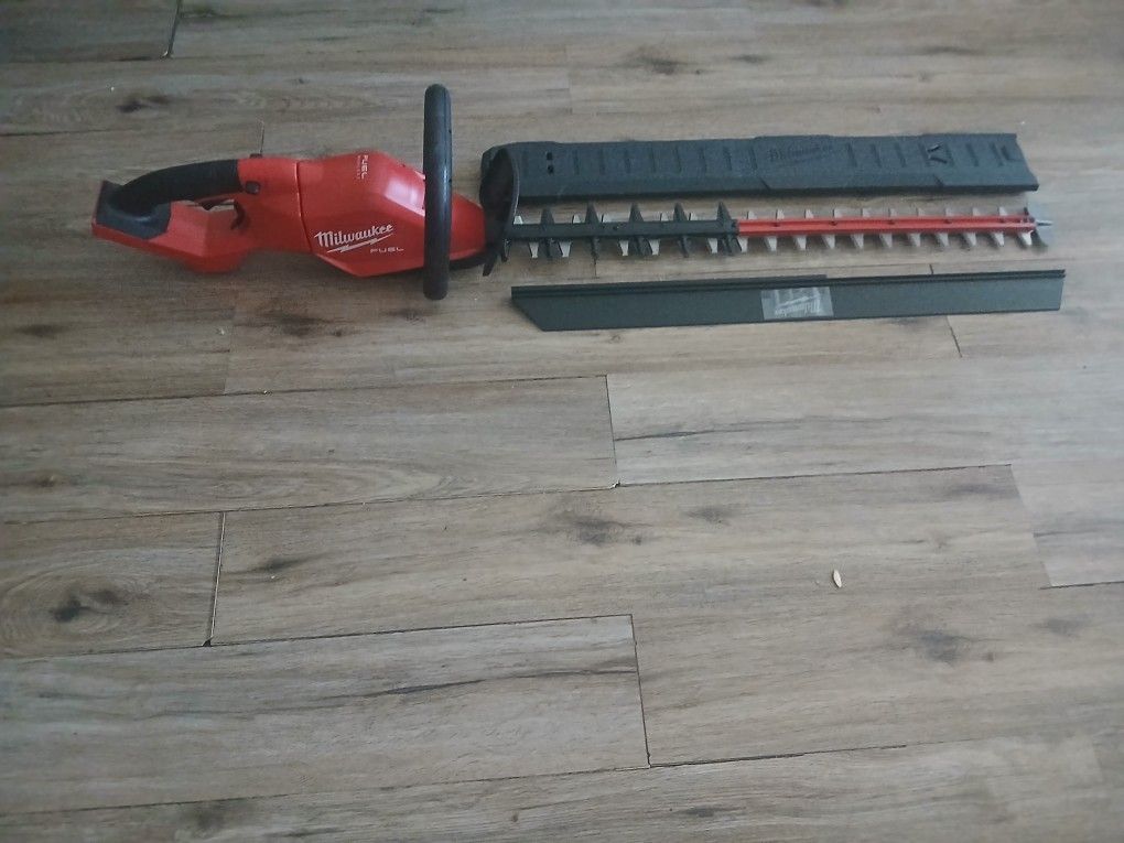 Milwaukee
M18 FUEL 18V 30 in. Brushless Cordless Battery Powered Hedge Trimmer (Tool-Only)