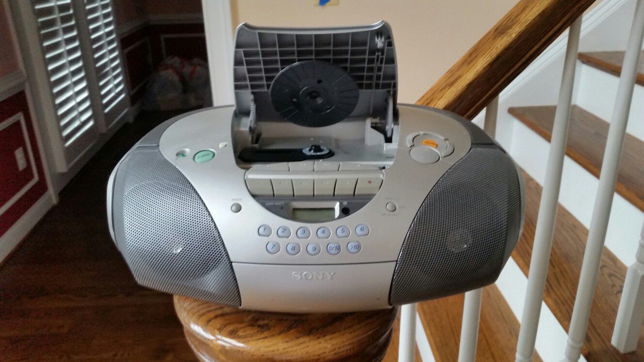 SONY STEREO PORTABLE BOOM BOX WITH CD RADIO CASETTE CFD-S300