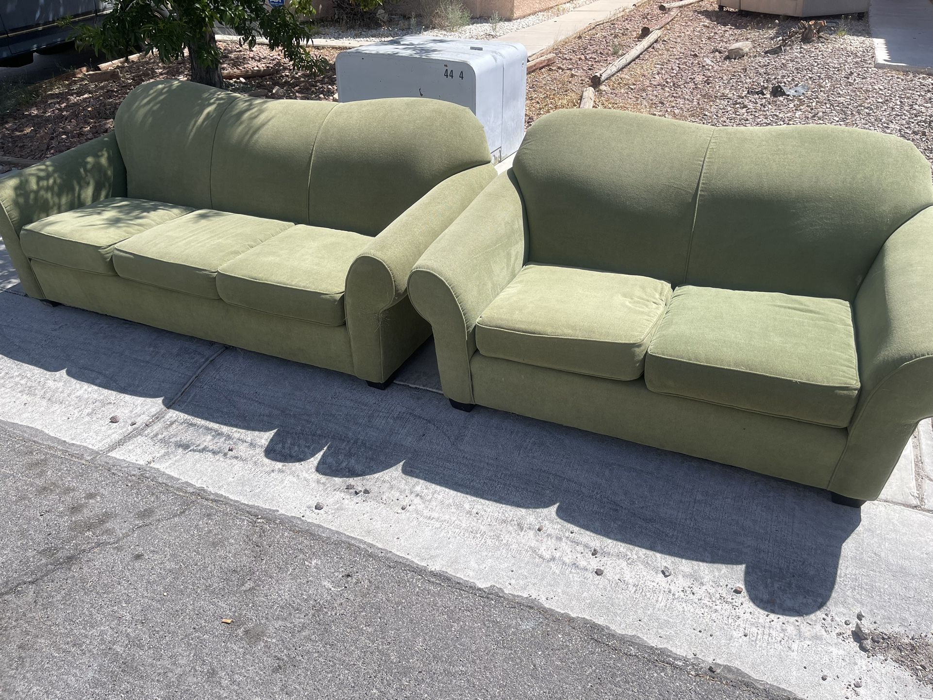 COUCHES (FREE CURBSIDE DELIVERY)🚚
