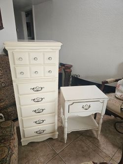 Small tall Dresser and Nightstand in Good condition