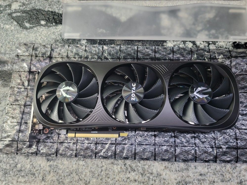 ZOTAC GAMING GeForce RTX 4070 Ti SUPER Trinity Black Edition 16GB GDDR6X