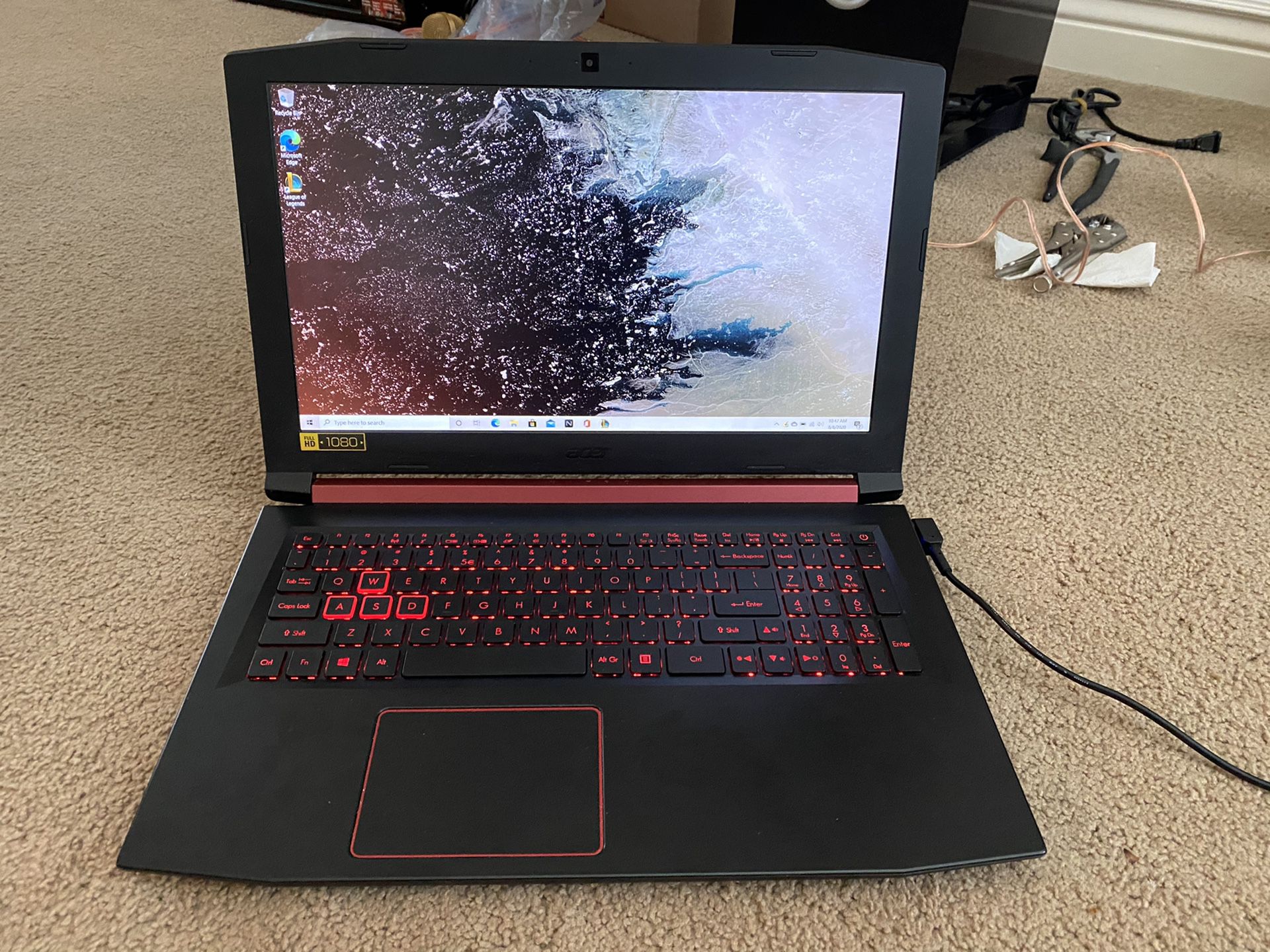 Acer Nitro 5 gaming laptop and mouse