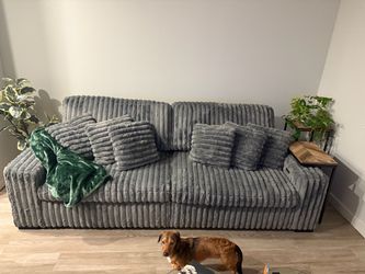 Grey Oversized Loveseat / Pull-Out Sleeper Sofa