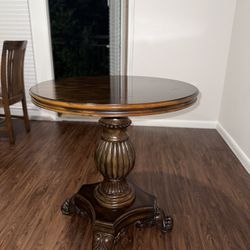 Elegant Round Pedestal Accent Table - Solid Wood - Classic Style!