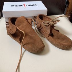 Minnetonka Brown leather sandals with fringe Boy Girl Unisex Kid sz. 13