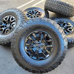 17" Ford F-150/Bronco/ Raptor 37s Gloss black OEM wheels and tires 