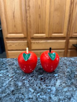 Vintage Hard Plastic Small Red Apples Pair of Salt and Pepper Shakers. Size approximately 2 1/2 inches tall. Preowned never used . Had been on dis