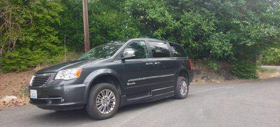 2011 Chrysler Town & Country BraunAbility