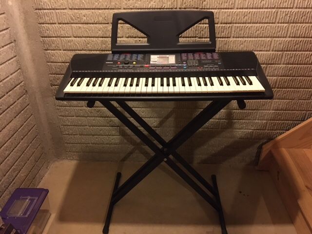 Yamaha PSR-220 Electronic Keyboard w/ Stand