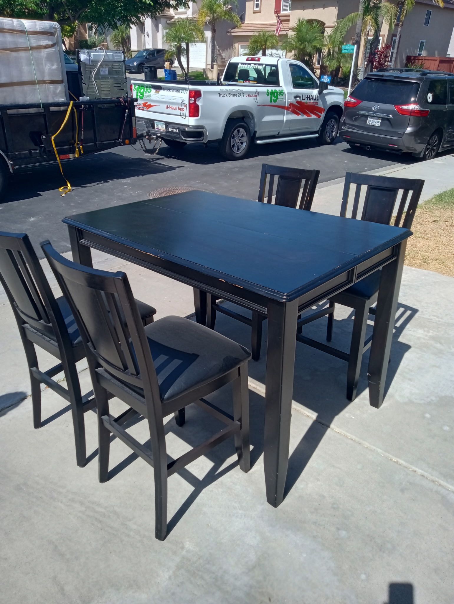 Dinning table with chairs (extendable table )$150