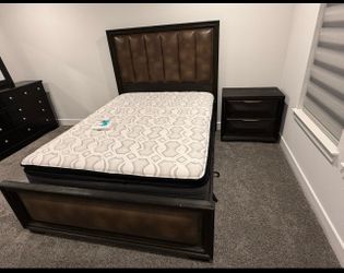 Queen Bedroom Set – Bed Frame, 6-Drawer Dresser & Nightstand – Excellent Condition