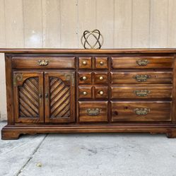 Beautiful vintage dresser by Thomasville 